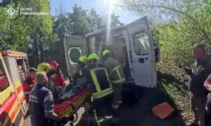 Після ДТП біля Рівного людей діставали з понівеченого авто: одну пасажирку затисло в салоні
