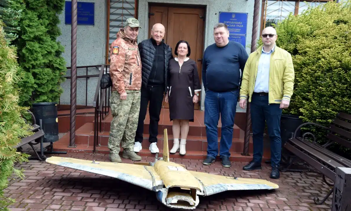 Трофейна «Герань» як символ вдячності: 43-тя артбригада подякувала Городоцькій громаді за захист авто Військовий, на знак подяки, приніс трофейний дрон до сільради.