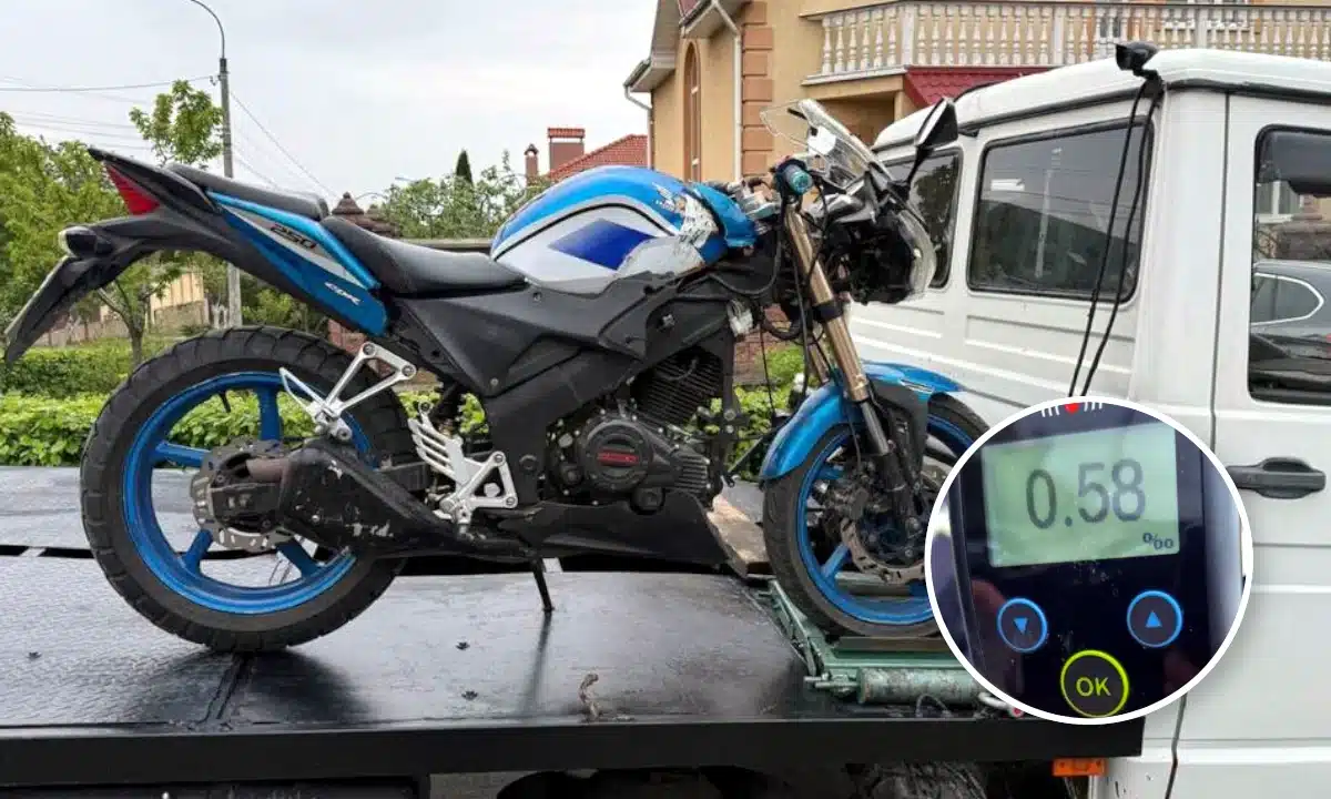 Мотоцикл на евакуаторі і алкотестер.