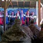 Мистці з Вараша виступають перед військовими.