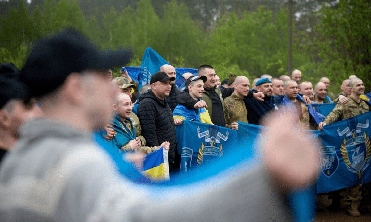 Військові повернулися з полону.