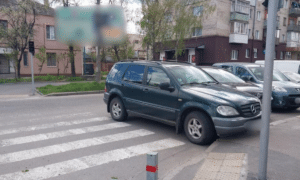 Порушникам паркування у Рівному за тиждень винесли сотні постанов