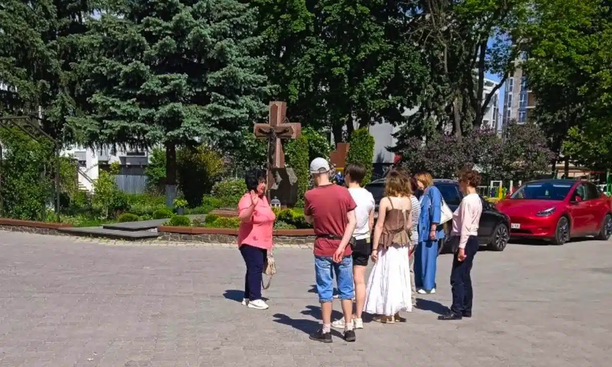 Учасники пішої екскурсії.