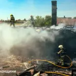 Рятувальники працюють на згарищі у Пустомитах.
