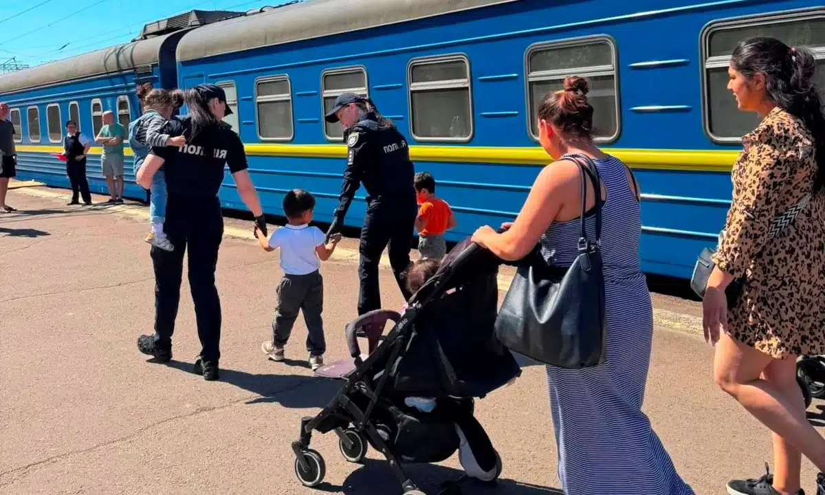 Прибулі евакуаційним потягом до Рівного.