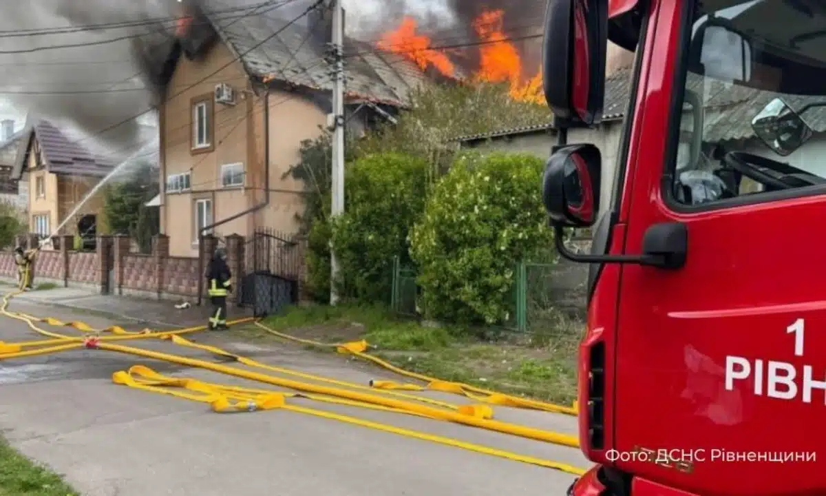 Понад 11 мільйонів гривень збитків: екологи підрахували шкоду для повітря від обстрілу Рівного 1 травня Палаючий будинок в Рівному після обстрілу.