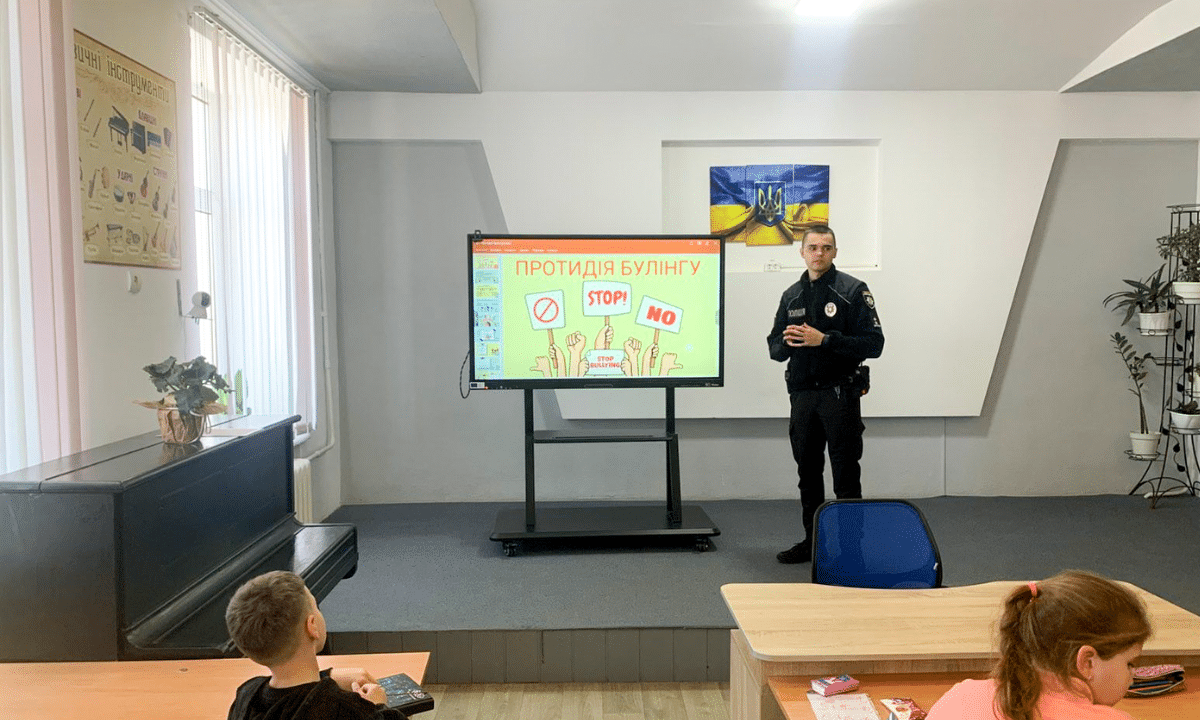 Поліція у школі.