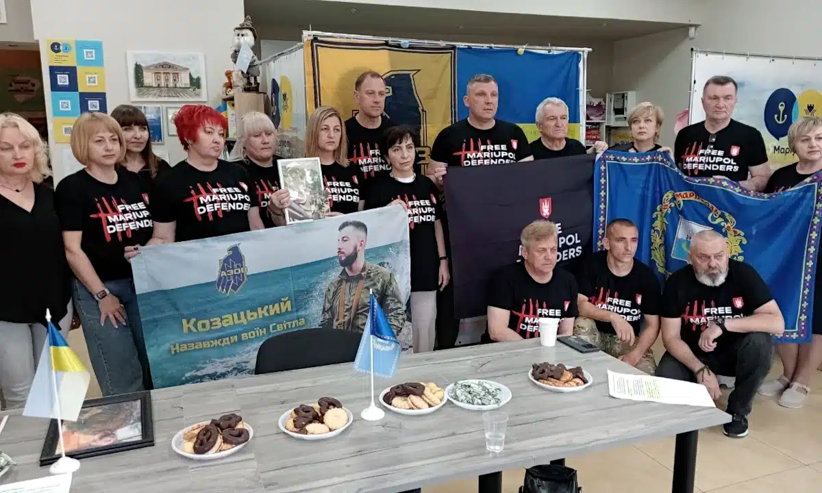 Присутні на вшанування захисників Маріуполя.