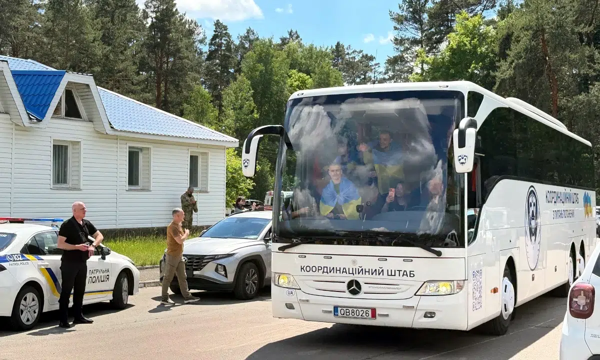 Після років російської неволі: додому повернулися ще 186 українців Автобус із поверненими з полону українцями.