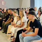Присутні на церемонії вручення кулонів-оберегів.