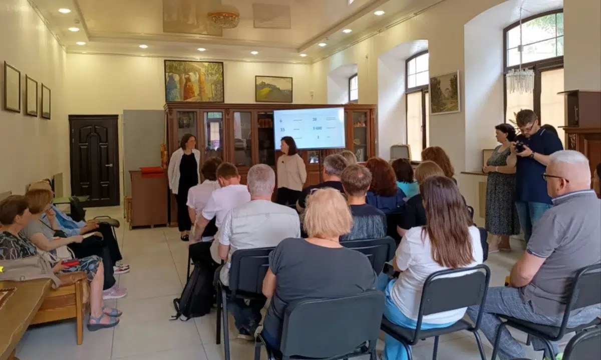 Відвідувачі слухають презентацію про нові цифрові проєкти.
