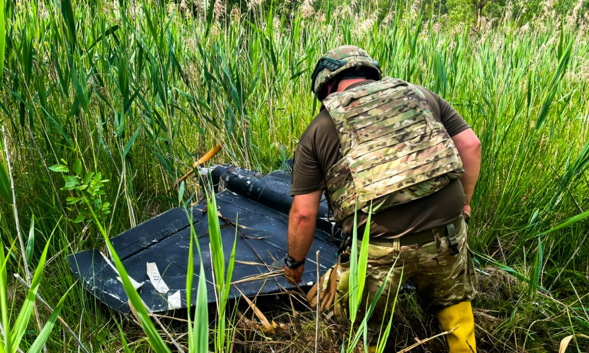 На Рівненщині вибухотехніки знешкодили залишки ворожих безпілотників Вибухотехнік знешкоджує дрон.