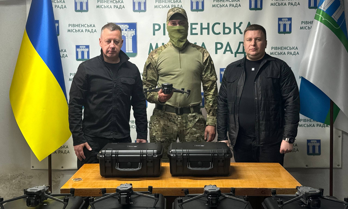 Рівненська громада передала дрони для військових.