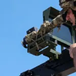 Нацгвардієць прицілюється.