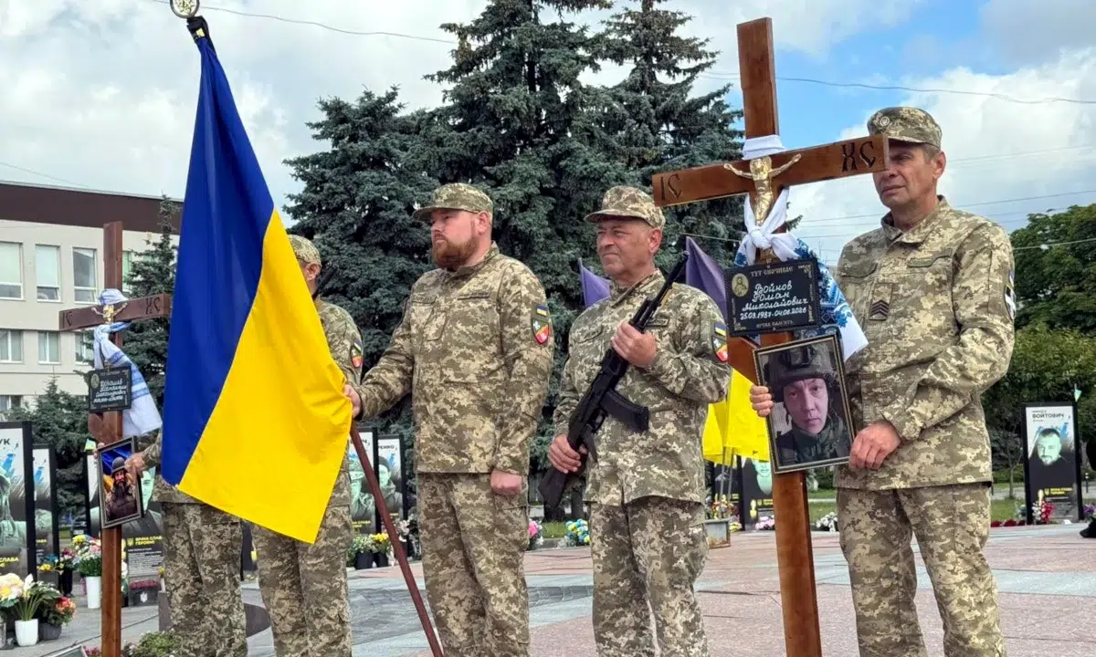 На вічний спочинок у Рівному провели Захисників Романа Войнова та Костянтина Дорошева Військові тримають атрибутика під час похорону.