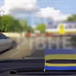 Водій проїжджає переїзд по зустрічній смузі.