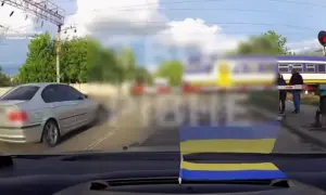 Небезпечний маневр у Рівному: водія BMW розшукали після проїзду через переїзд на червоне світло