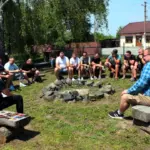 Сарненській нацгвардійці спілкуються під час декомпресії.