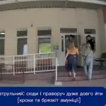 Батьки з дитиною заходять до лікарні.