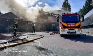 У Рівному на вулиці Соборній сталася пожежа: працюють 20 рятувальників