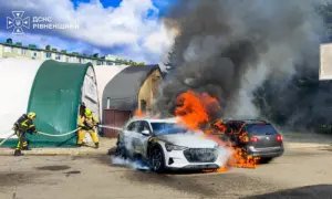 У Рівному загорівся електромобіль Audi e-tron: вогонь пошкодив ще авто та волонтерський намет