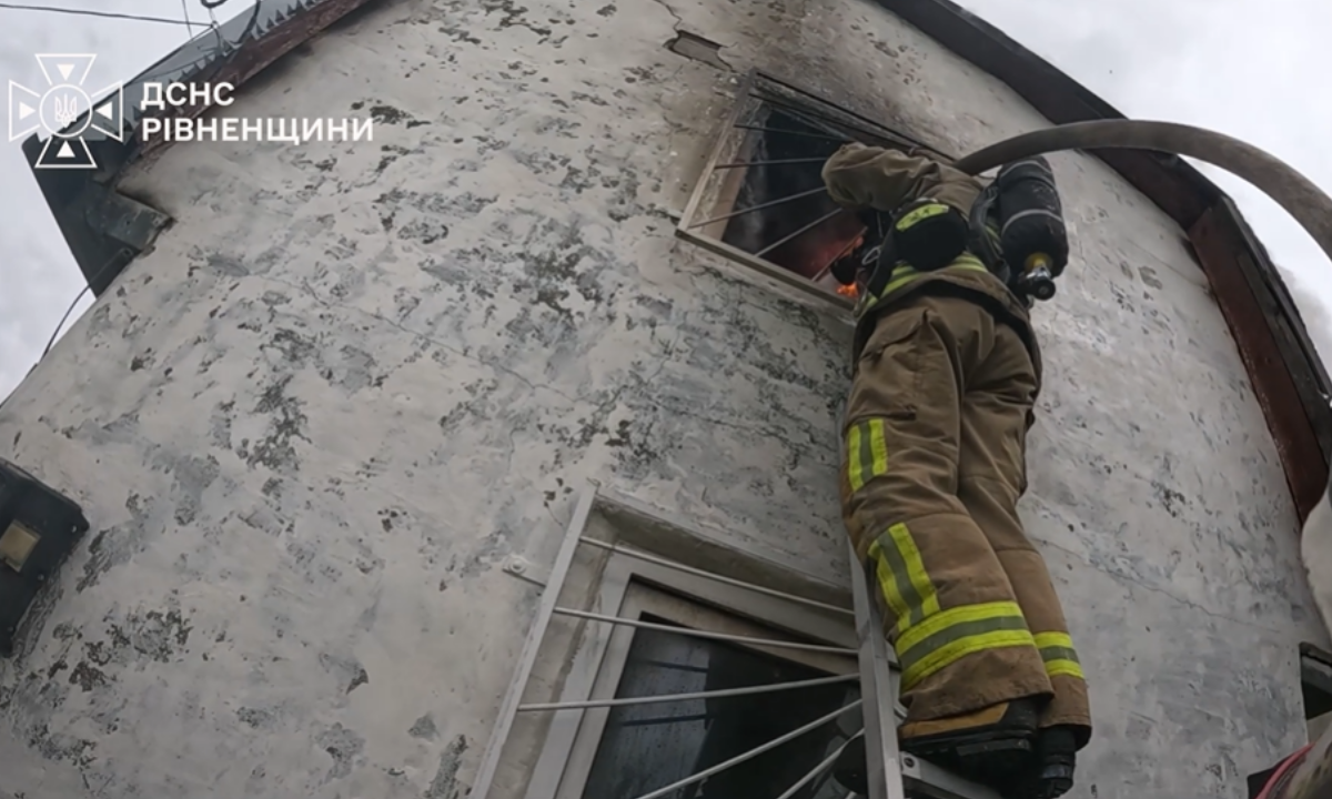 Рятувальник гасить пожежу.