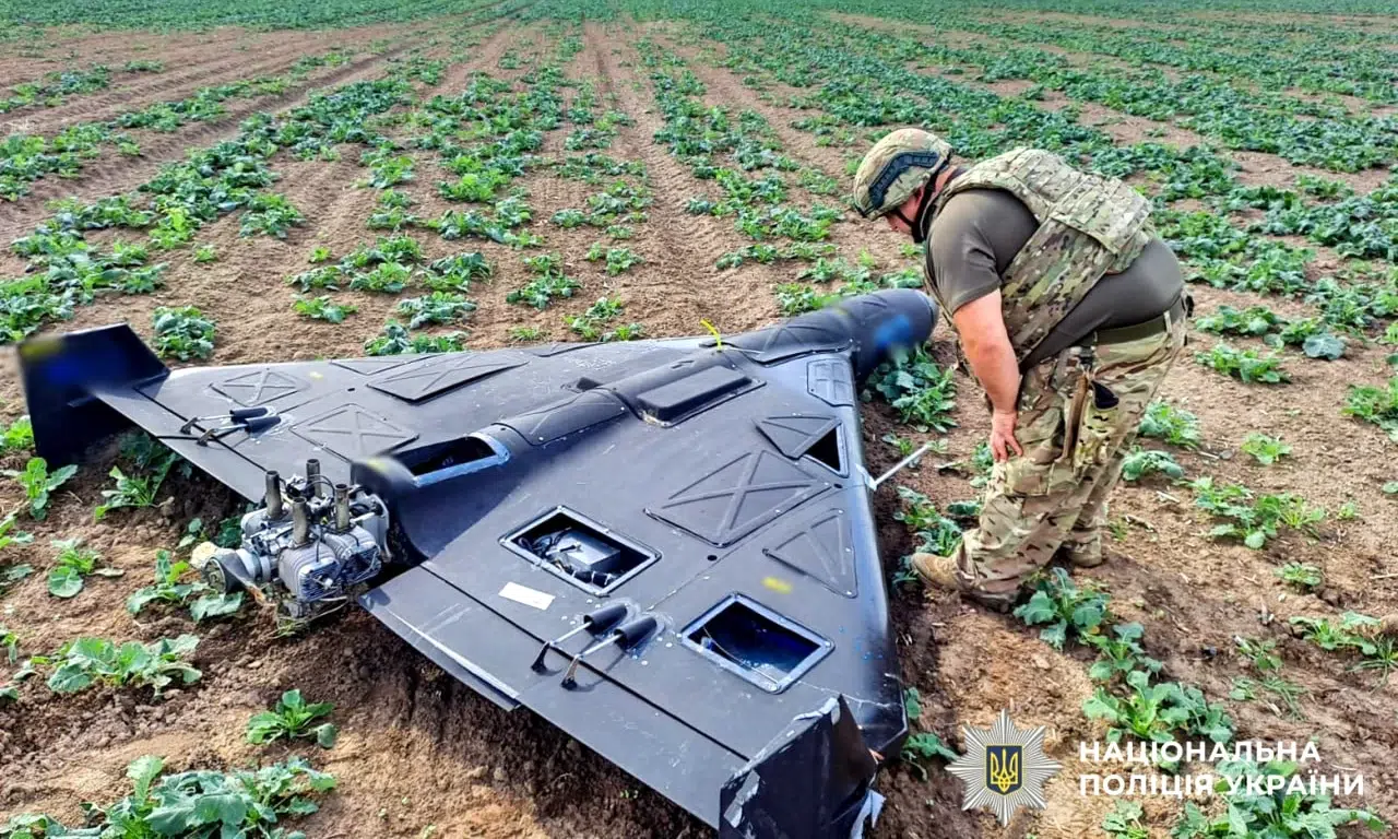 На Рівненщині вибухотехніки знищили два ворожі безпілотники з бойовими частинами Вибухотехнік оглядає ворожий безпілотник.