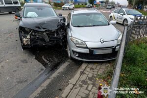 У Рівному зіткнулися два Renault &ndash; в автівках перебували п&rsquo;ятеро дітей