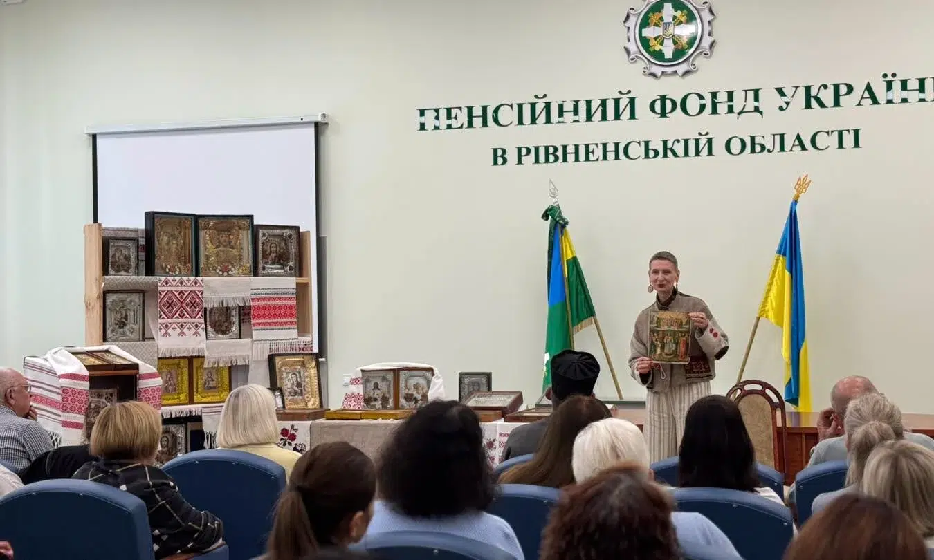 Ірина Рачковська відкриває виставку.