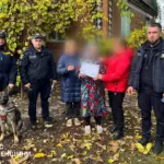 На Рівненщині знайшли 79-річну жінку, яка зникла з дому Працівники ДСНС з розшуканою жінкою.